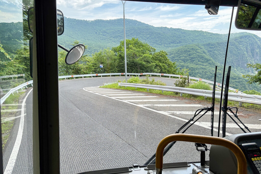 大型車で下る迫力のいろは坂