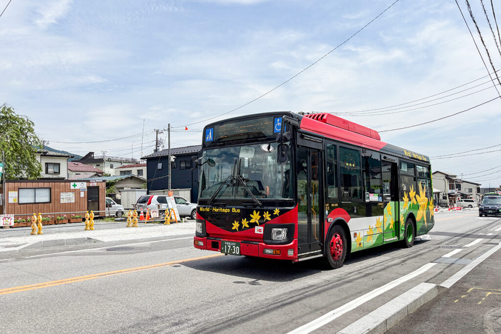 日光駅周辺には観光アクセスバスも運行している