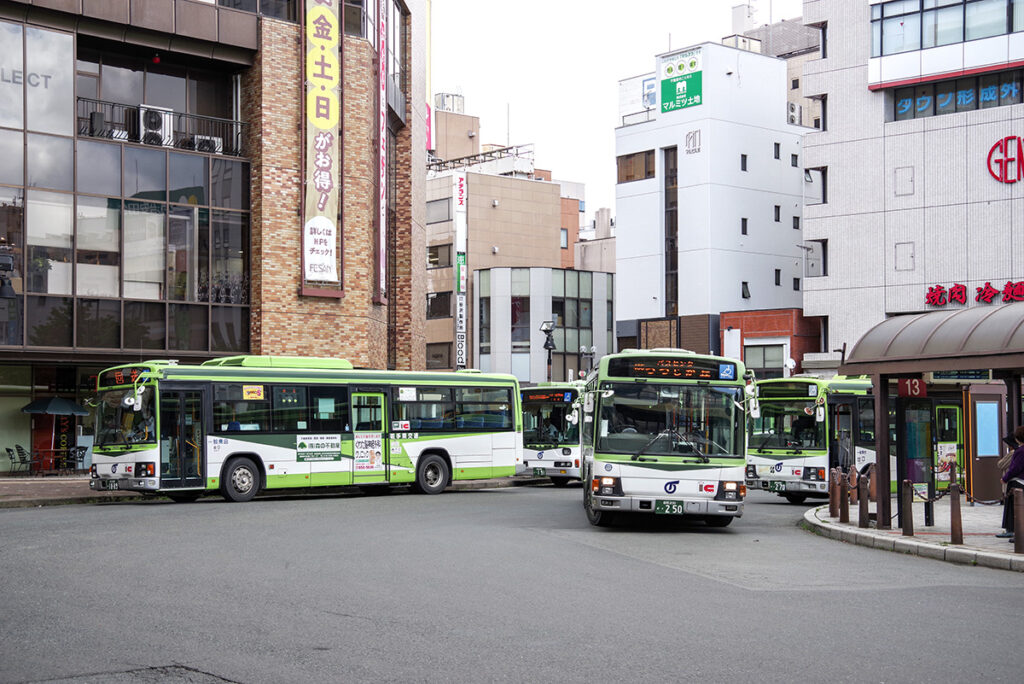 東京で見覚えのある色をしたバスが岩手に!?　〜国際興業カラーと岩手県交通のステキな関係〜