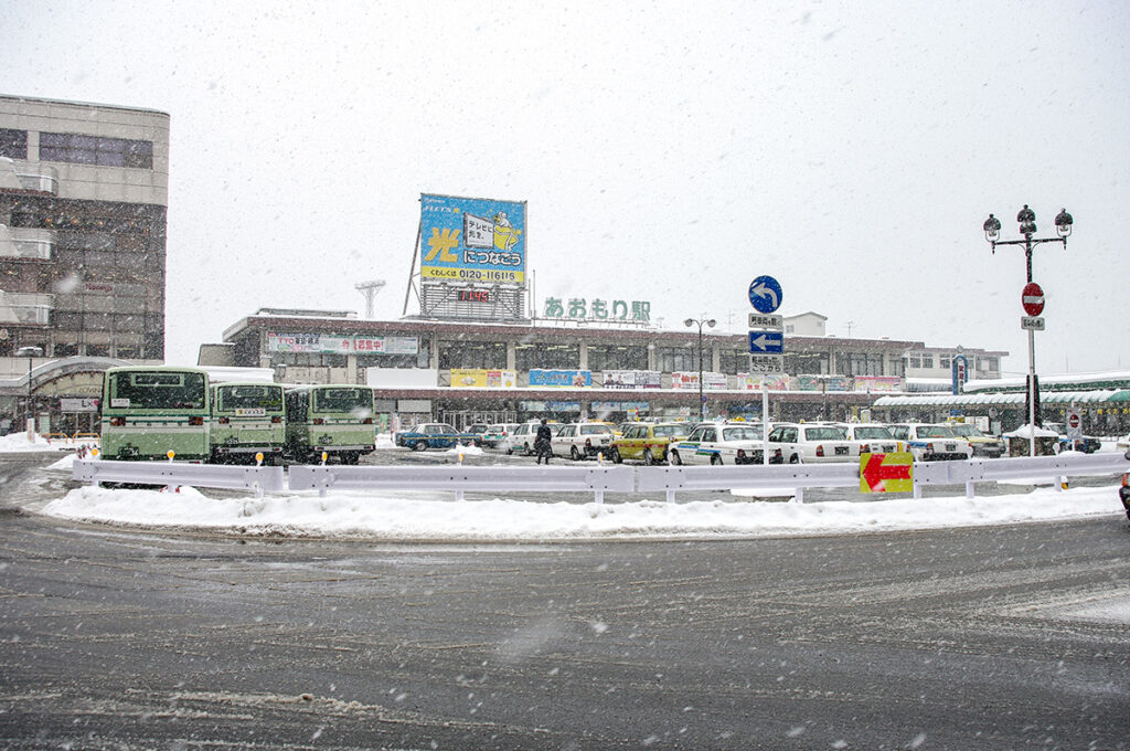 2009年2月撮影の青森駅東口とバスターミナル／タクシー乗り場