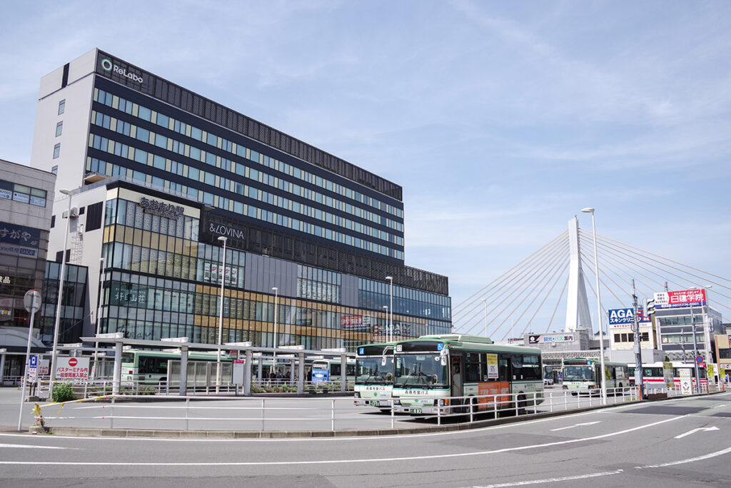 2025年の青森駅東口と駅前バスターミナル