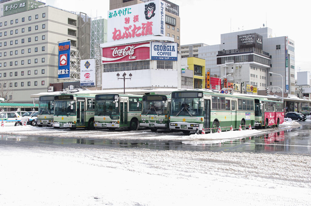 往年の路線車が駅前の待機レーンに並ぶ（2009年）