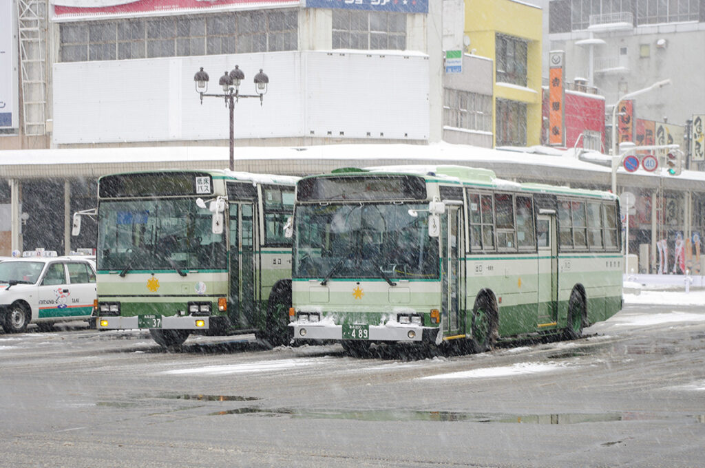 いずれも日野ブルーリボンで、左がKC-HU3KMCA、右がU-HT2MLAA改／2009年撮影