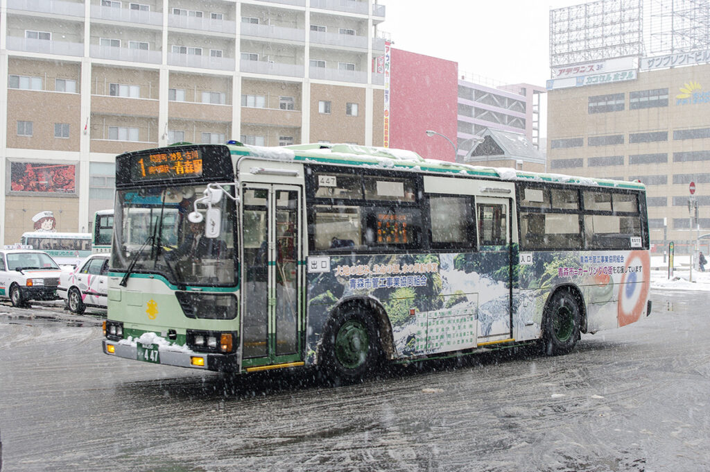 旧世代の三菱ふそうエアロスター（U-MP218K）も当時は依然現役