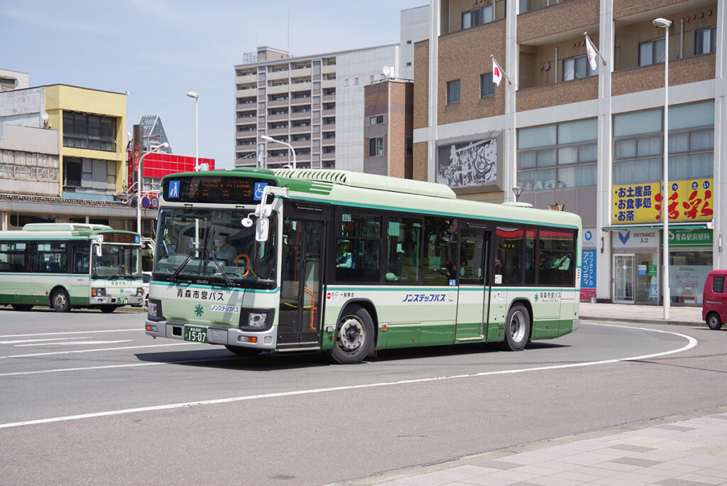 現在のスター的存在・いすゞエルガ（2TG-LV290N4）／2025年撮影