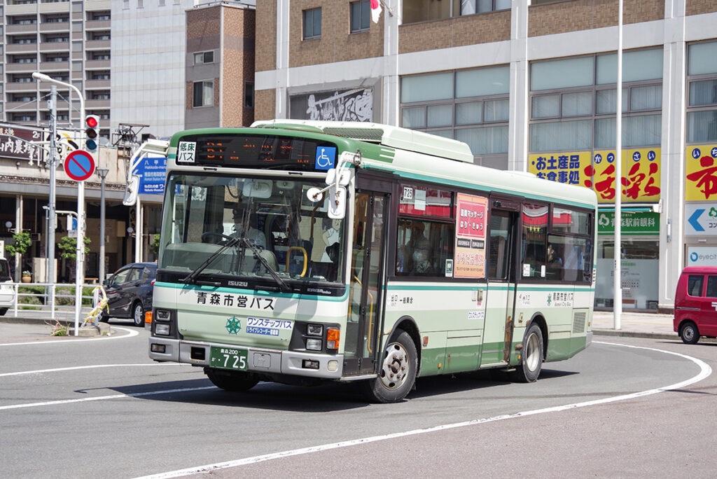 角目4灯ライト時代の、いすゞエルガミオ（SDG-LR290J1）／2025年撮影