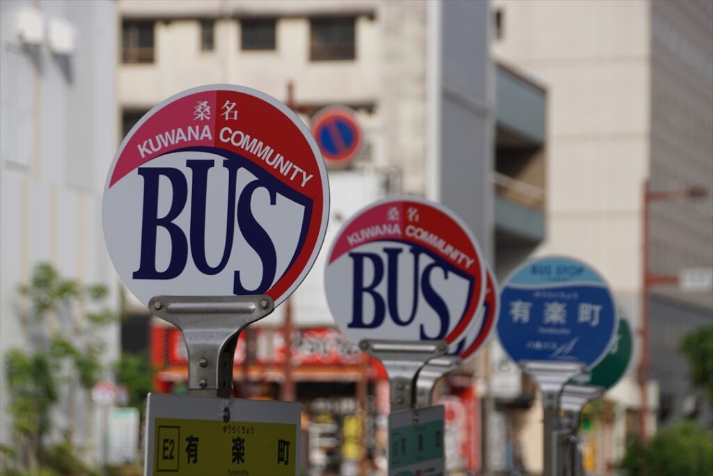 路線の数だけバス停があるにぎやかな有楽町