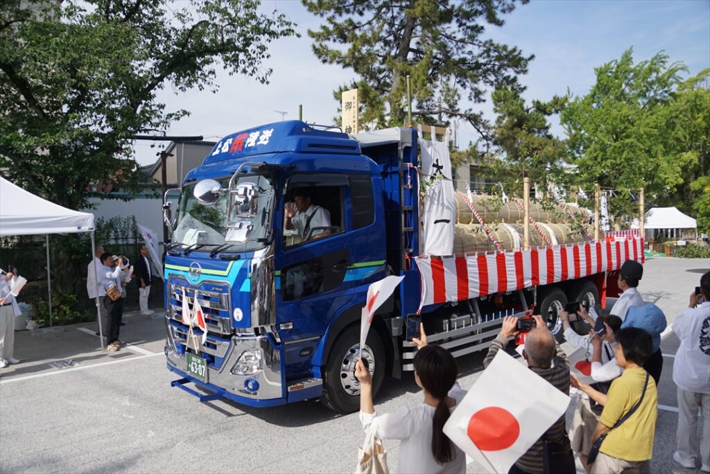 御神木を神宮に送り出す人々