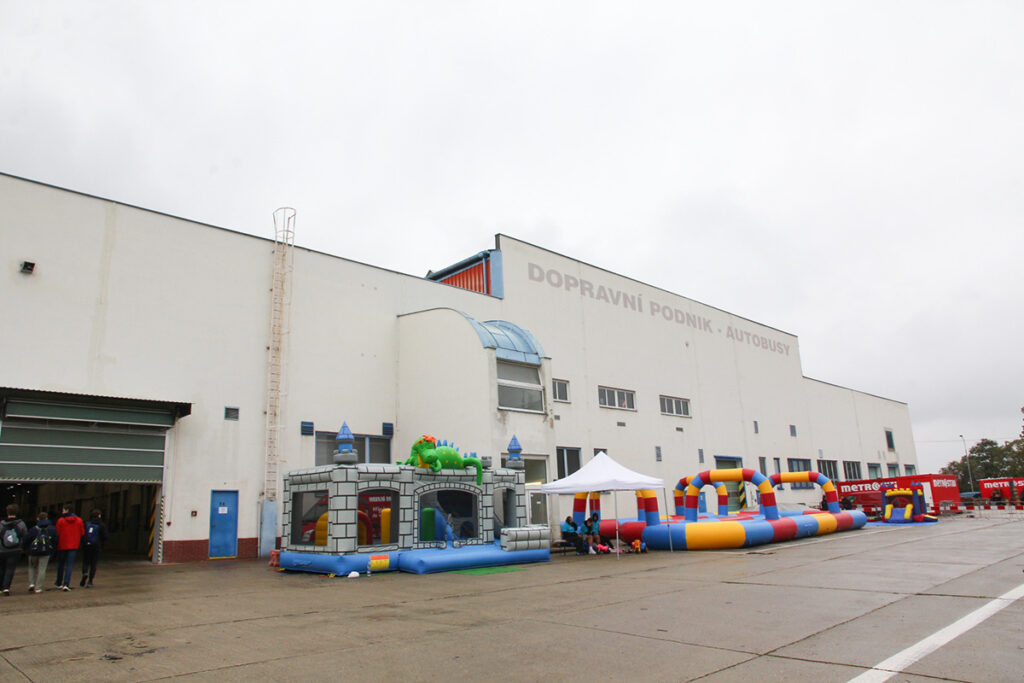 工場建屋と子供たちのための遊具。基本はピクニック気分で訪れる家族向けイベントだ