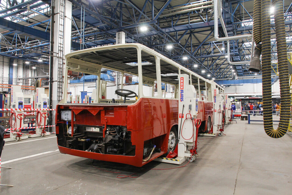 内外装を取り払ってオーバーホール作業中のイカロス