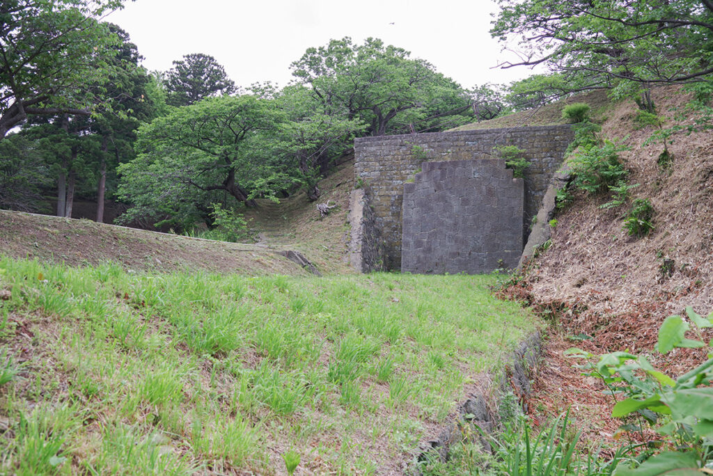 松前線最大の見どころと言われた、松前城の下にトンネルを掘って線路を通していた跡が残されている