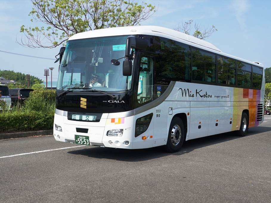 駐車場からの輸送は三重交通ほかの大型貸切車が担った