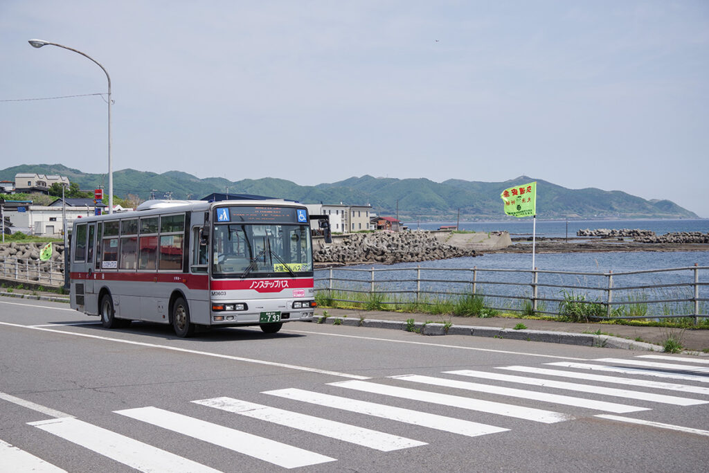 松前町の海岸線沿いを函館バスが走る