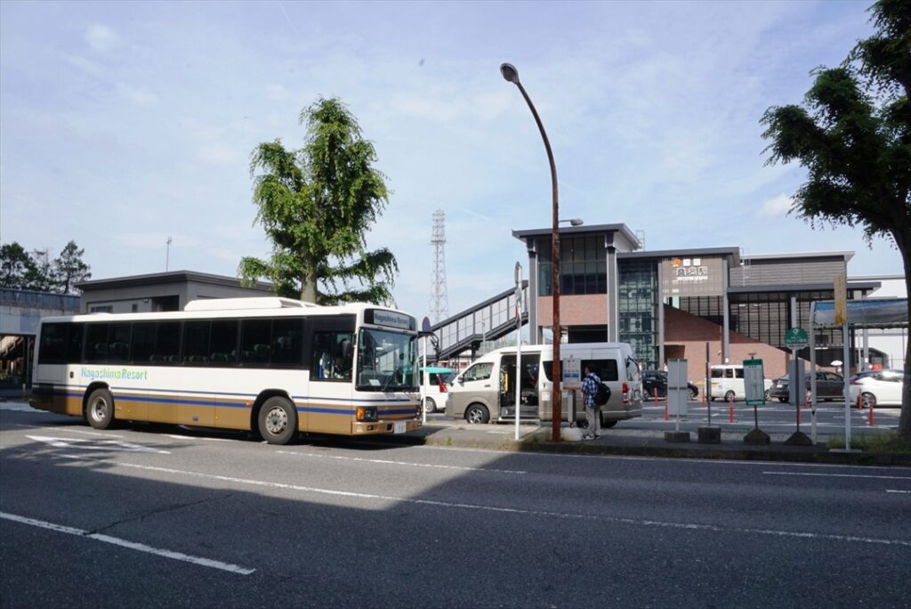 西口にも東口にもバスが発着する