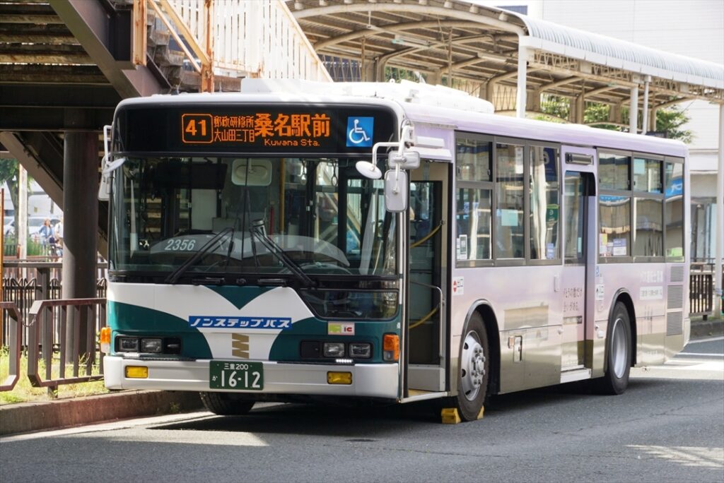 桑名駅に到着してハンドスコッチを設置する三重交通のバス
