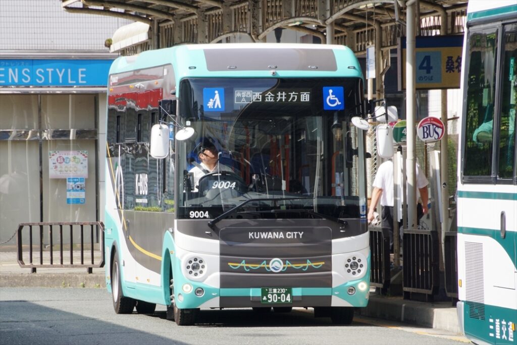 複数のバスが発着するのでポールの数も多い