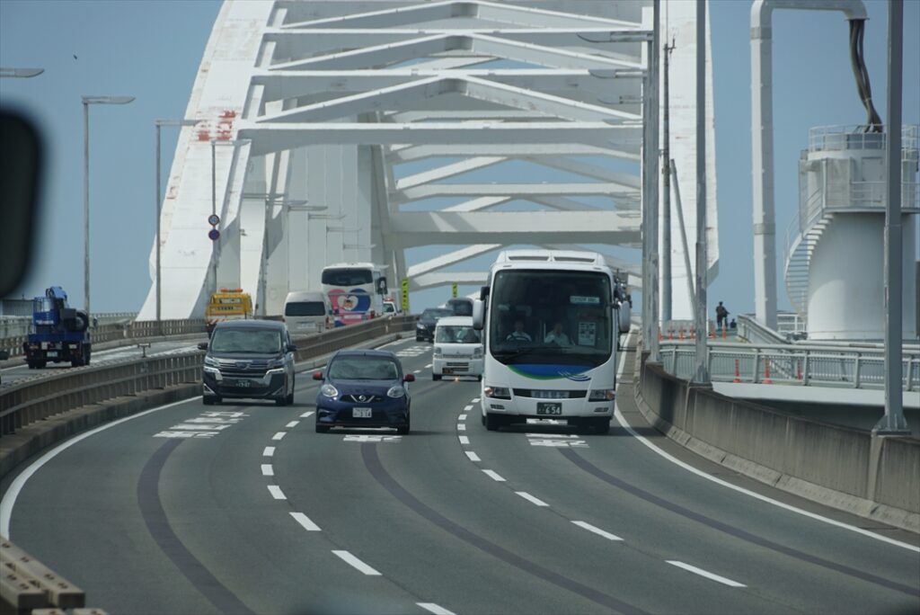 万博輸送を担う大型バスが多く行き交う