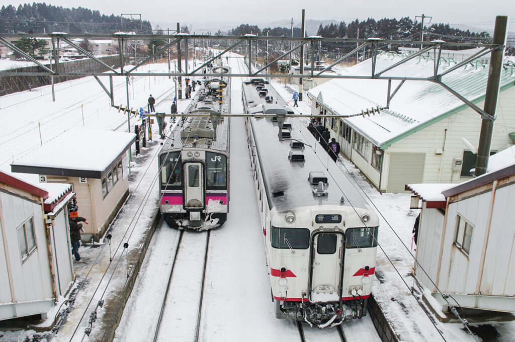 2009年2月の津軽線蟹田駅。青森発の普通電車（左）と三厩行き普通列車が待ち合わせ中