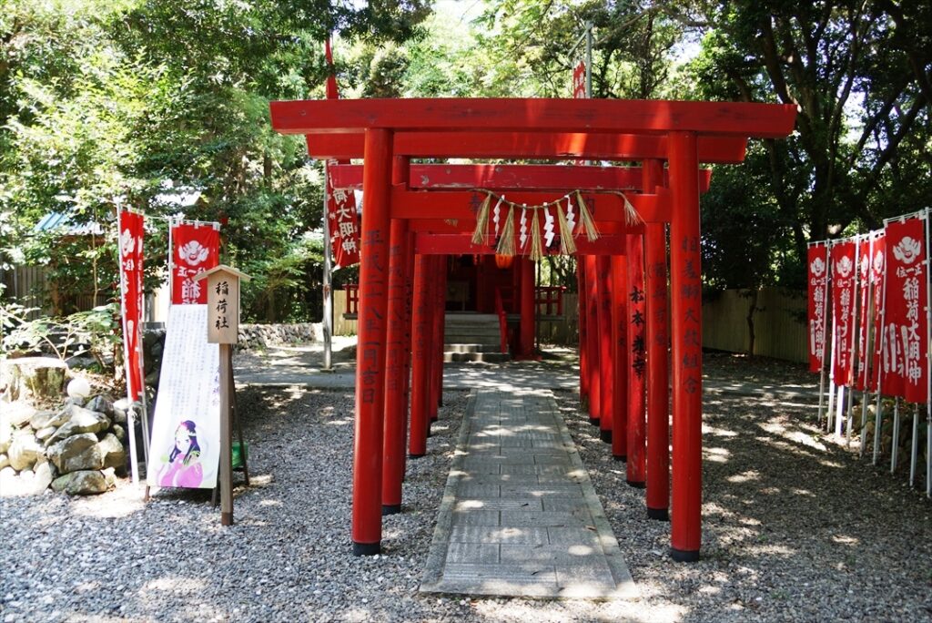 境内社には稲荷神社もある