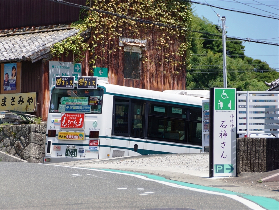 狭隘路を進んでいく9m中型車のエルガミオ