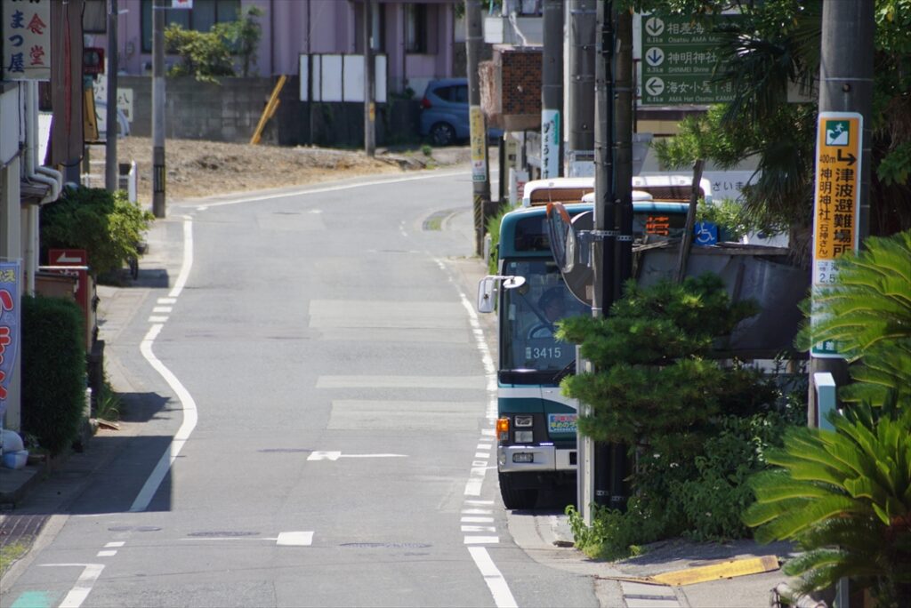 バスベイに入らないと対向車が通れないほど狭い道路をエルガミオが行く！