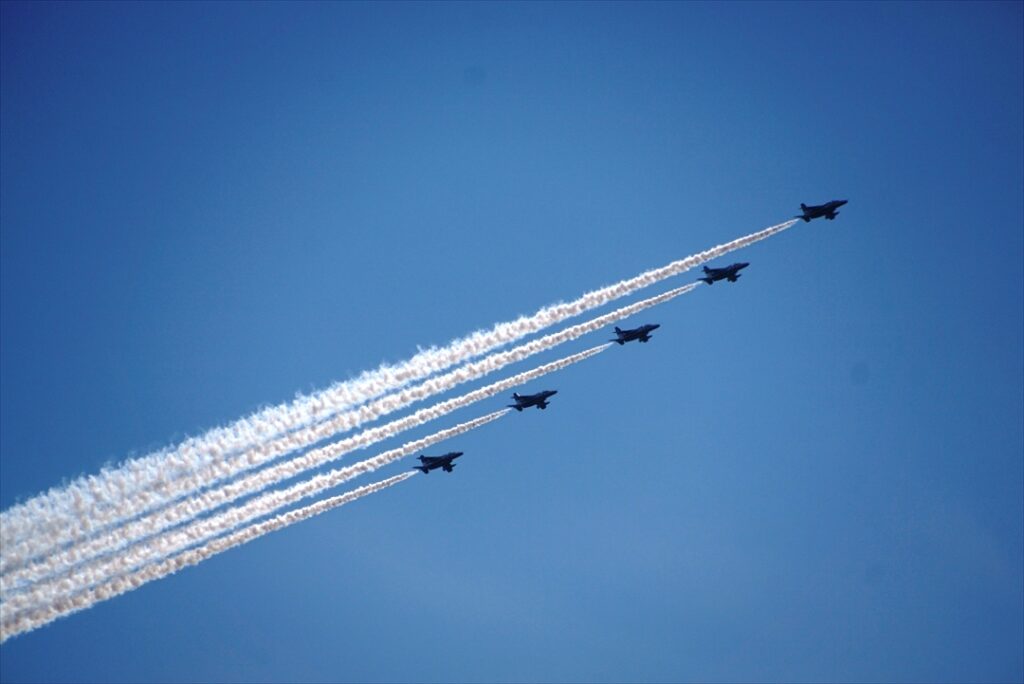 地上を走るバスとは違い上下左右の間隔が必要なのが航空機の難しいところ