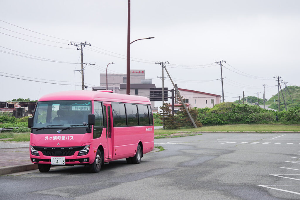 龍飛埼灯台バス停のある駐車場で待機中の三厩行き外ヶ浜町営バス
