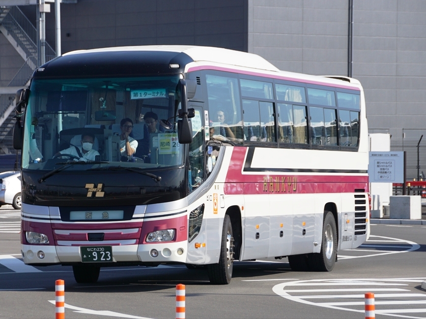 伝統の阪急カラーで応援の阪急バスは尼崎パークアンドライドシャトルバス