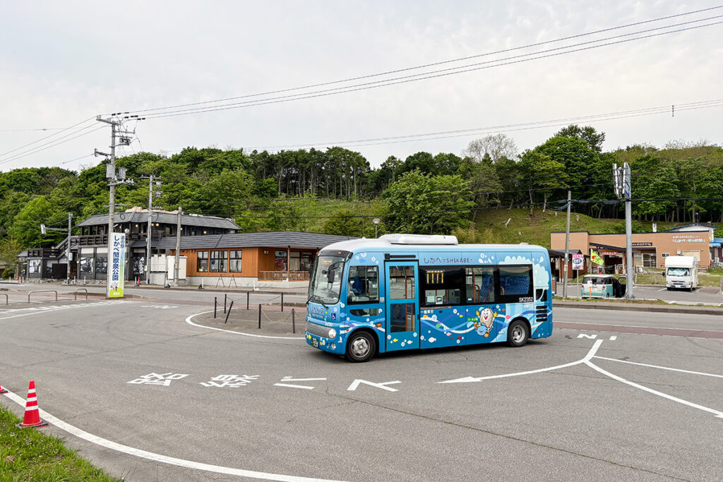 「しかバス」がやってきた。このバスは1回スルーしても折り返して数分後にもう1回この停留場に立ち寄る