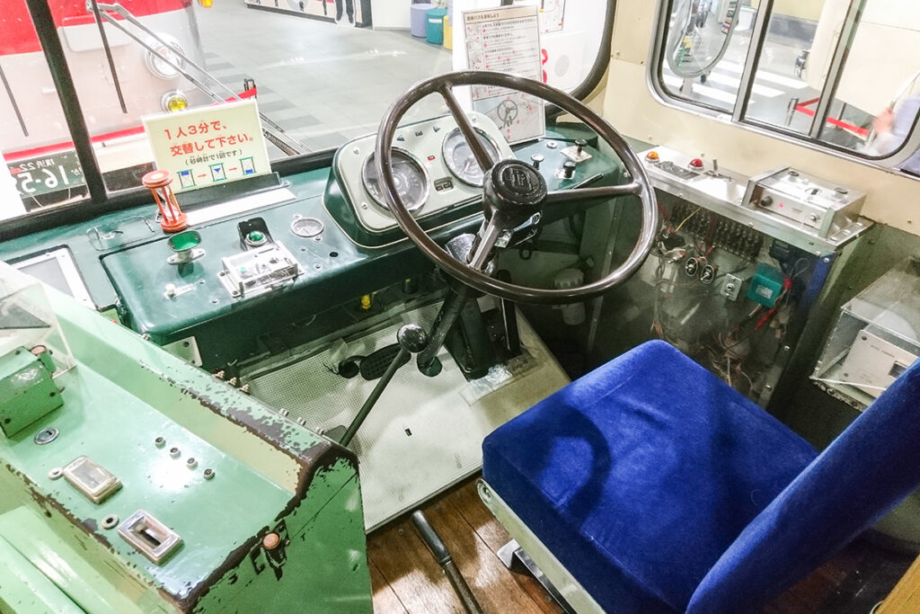 1965年式 日野RB10の運転席
