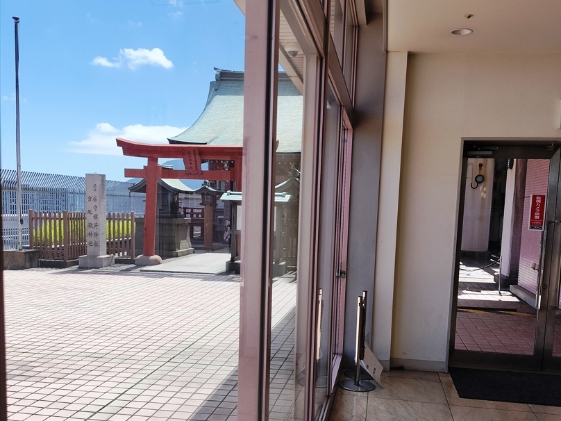 12階に上がるとすぐに神社がある