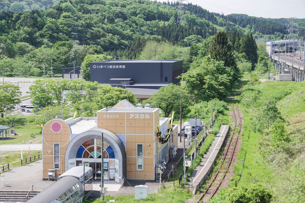 道の駅いまべつ建物のすぐ隣に、JR津軽線の津軽二股駅がある