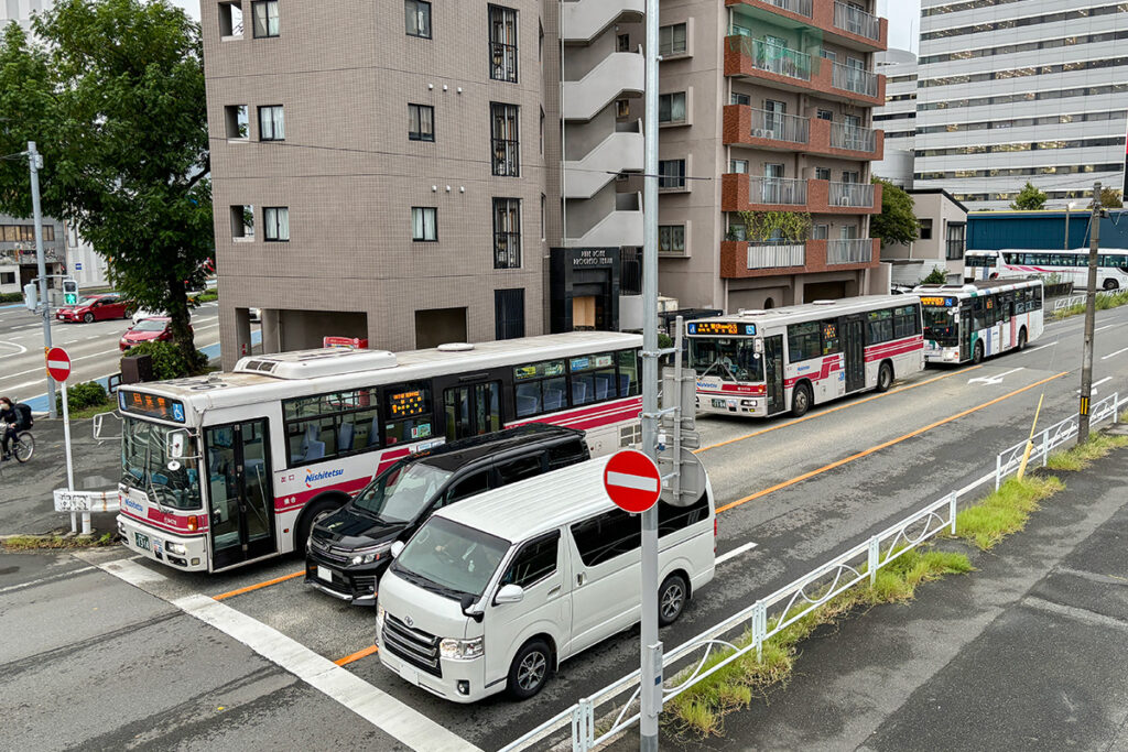 福岡市内を走る路線車の隊列。前から96MC、96MC、エアロスター