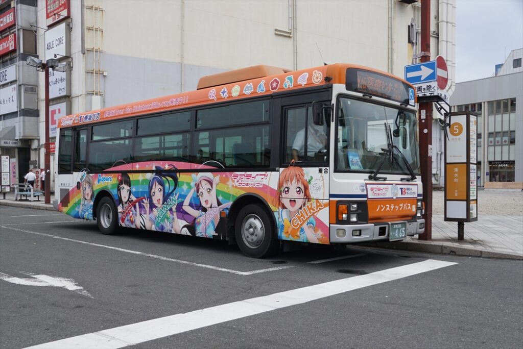 沼津周辺のバスといえばコレ！数多くの「ラッピング車」