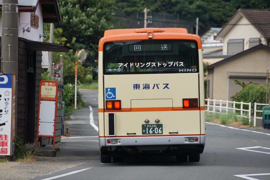 「ばすてい」前の宇久バス停に当地終点の路線バスが到着していた
