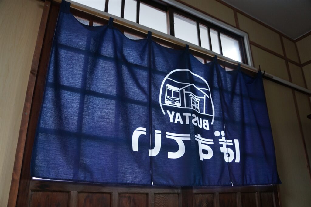 待合室出入口の扉は一般旅客が誤って立ち入らないように締め切りになっている