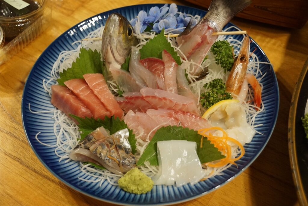 旬の刺身もうれしいが地元活性化の意味もあり民宿が採算度外視でド級の料理を運んでくる