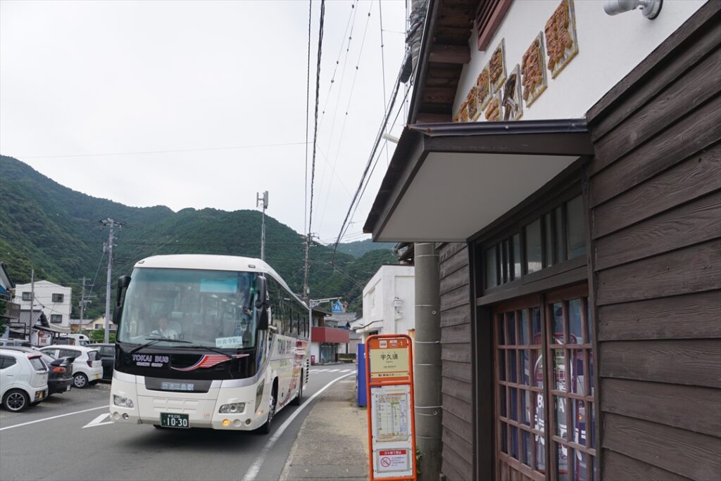 復路の快速バスもいすゞガーラだが「ばすてい」の前に停車する！