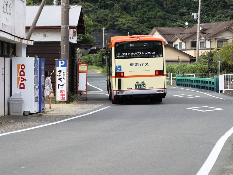 宇久須バス停止まりの路線バスが回送で発車していった