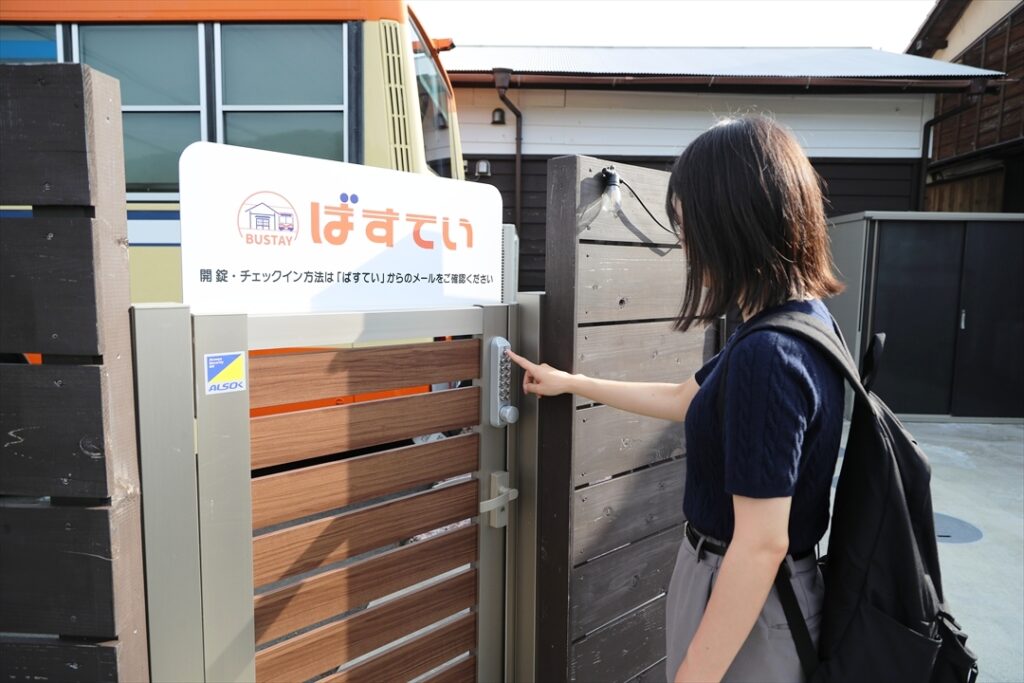 敷地玄関は裏側で建物も玄関も開け方は宿泊者にメールで届く