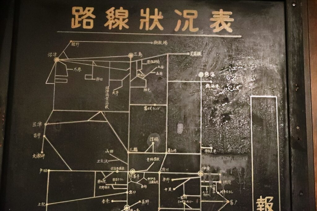 廃止営業所から持ってきた昔ながらの黒板路線図
