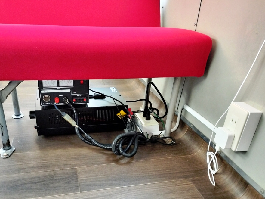 外部から配電しているAC200VをDC24Vに変換するコンバータ