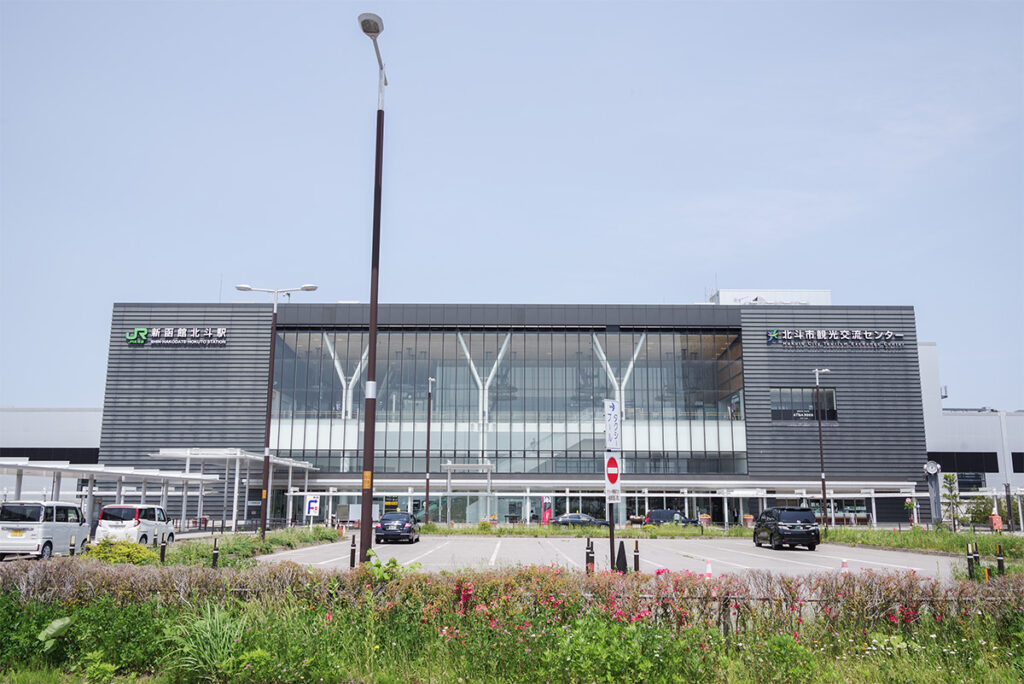 南口から見たJR新函館北斗駅の駅舎