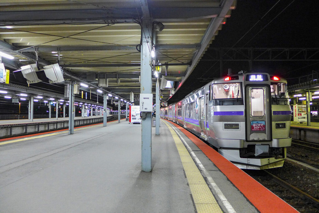 函館駅に到着した快速「はこだてライナー」