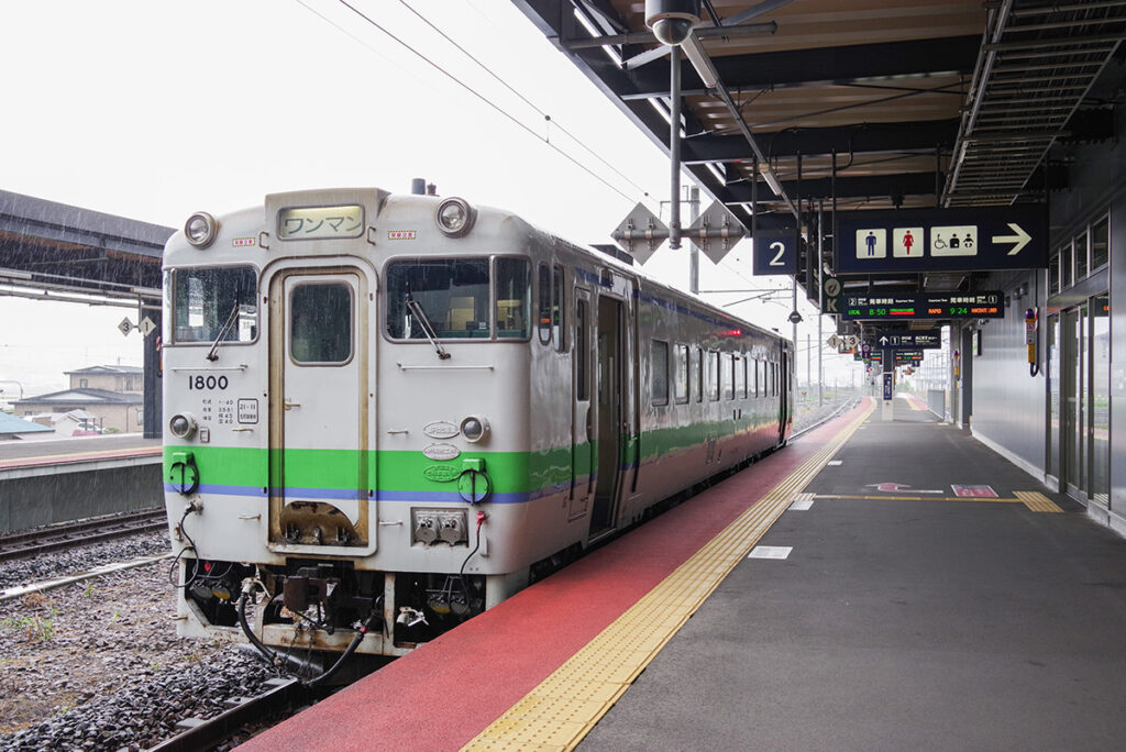 新函館北斗駅に停車中の長万部行き普通列車
