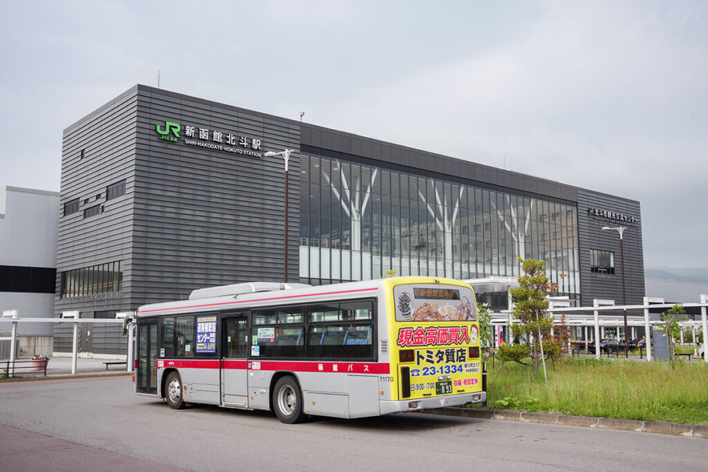新函館北斗駅南口に一般路線バス乗り場がある