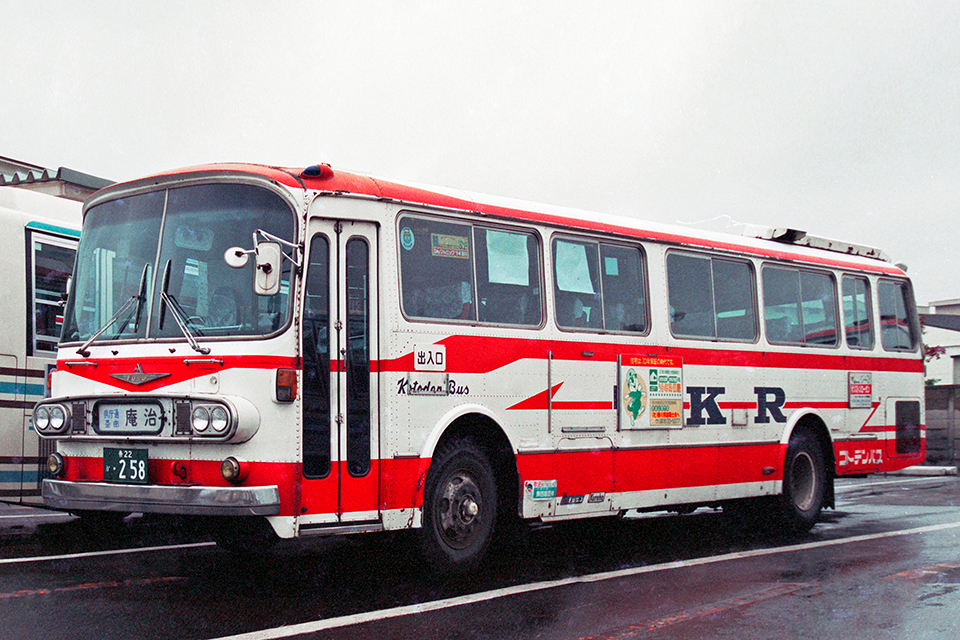 三菱 B806L　呉羽自動車工業製のいわゆる「タラコくちびる」型ボディを架装したトップドア車で1974年式。貸切車から格下げののち、一般路線で使用された