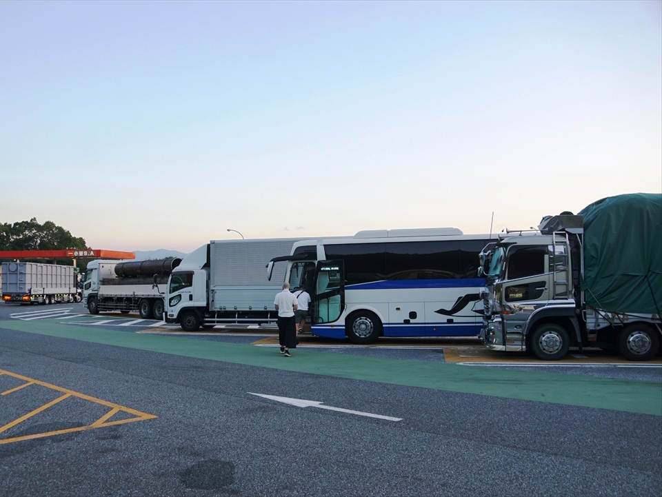 トラックの運転手も休憩を取らなければならないので大型車駐車スペース不足問題もある