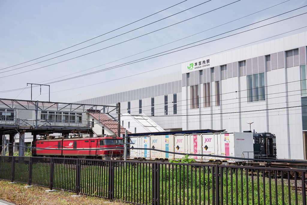 新幹線駅がある木古内。道南いさりび鉄道線の終点と貨物列車の通り道でもある