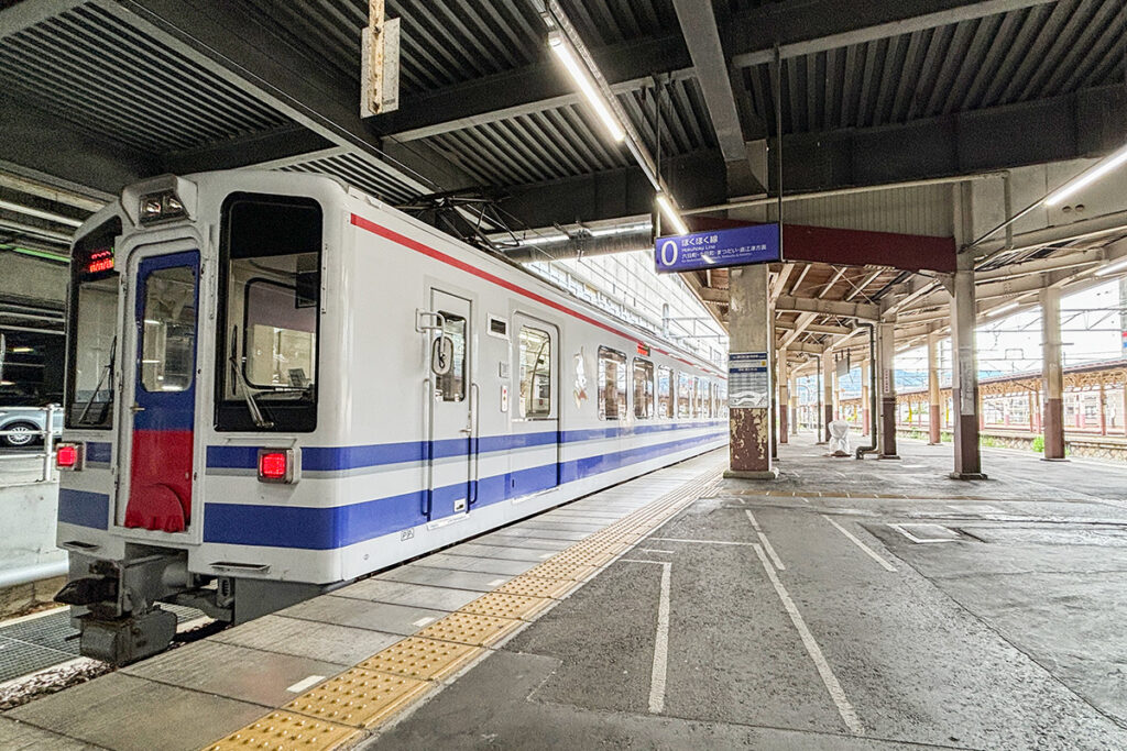 越後湯沢駅にある0番線ホームには、ほくほく線の列車が発着している